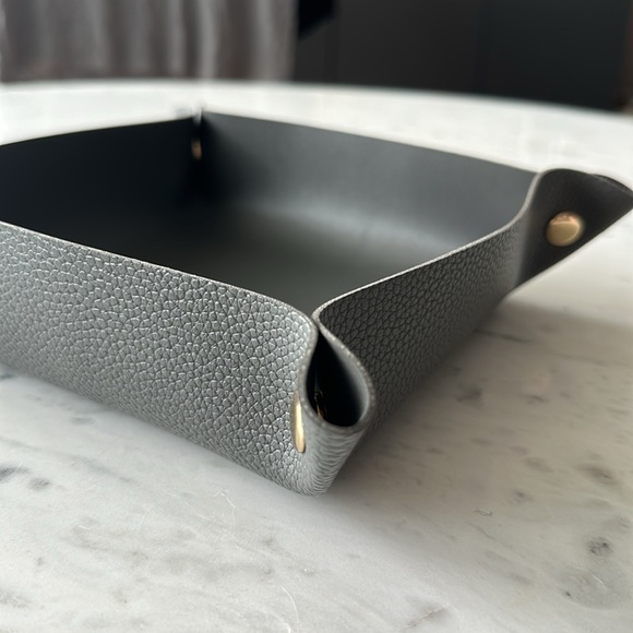 Leatherette Grey Valet - Picture 3 of 5